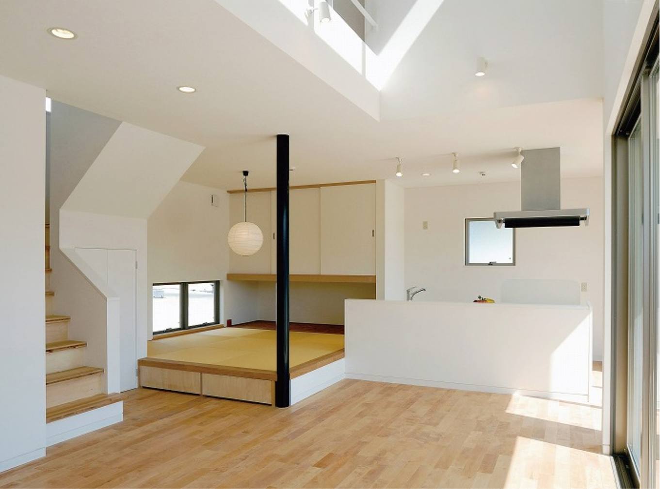 白を基調とした綺麗な内装の部屋の写真