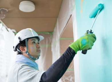 壁を塗装している写真