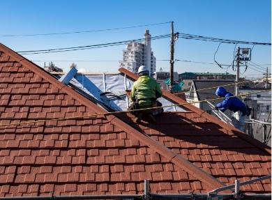 屋根の上で作業している写真