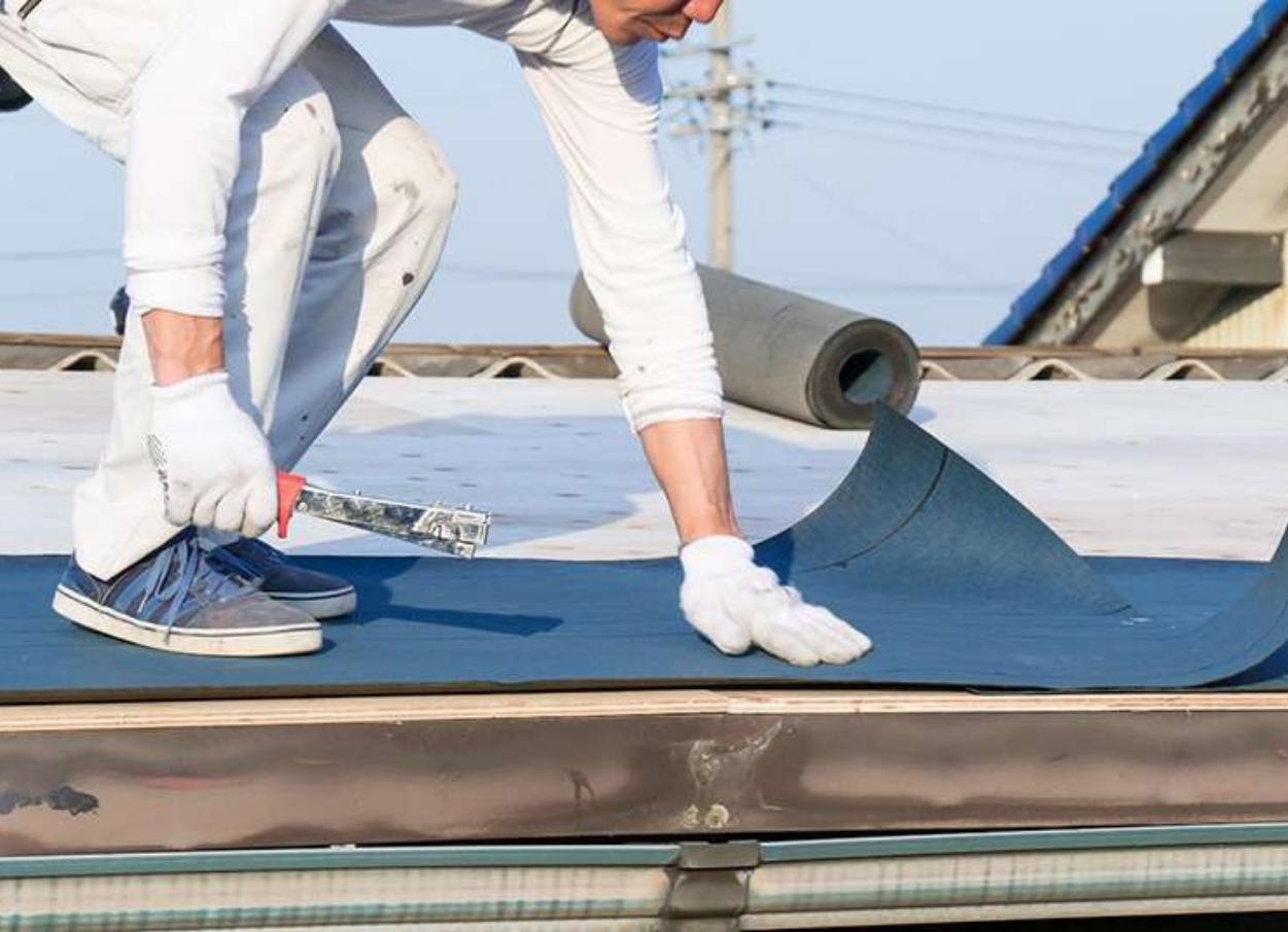 従業員が屋根の上で働いている写真